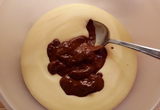 Два бисквитных торта: белый и шоколадный