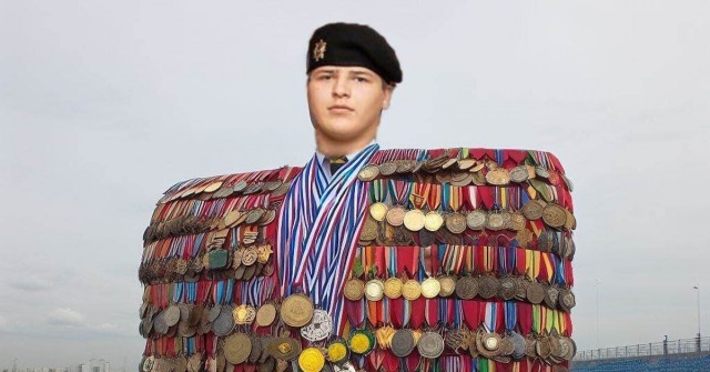 На видео кортеж Адама Кадырова