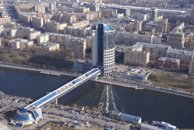 Разбирают вестибюль моста Багратион.