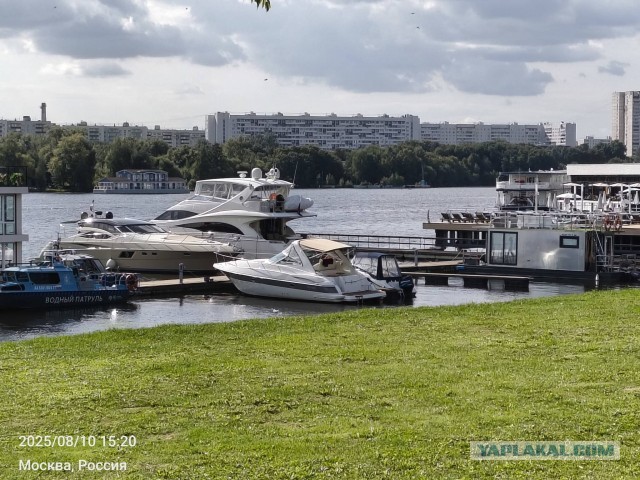 На Волге сгорела 20-тиметровая "Мечта" за $1.000.000