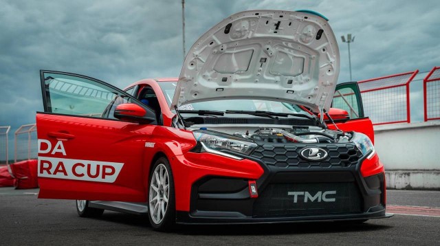 АвтоВАЗ показал гоночную Lada Iskra за 7 млн рублей