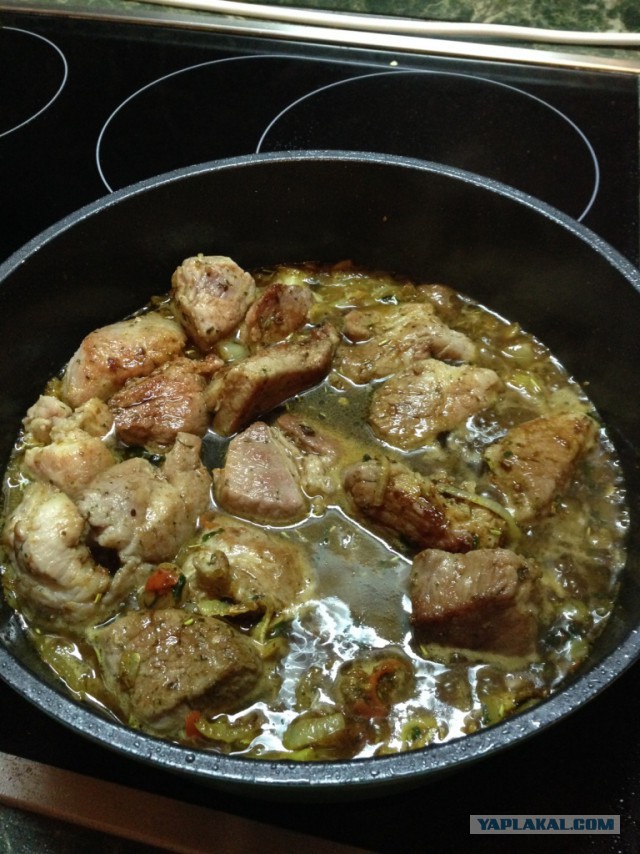 Свинина карри на листьях салата