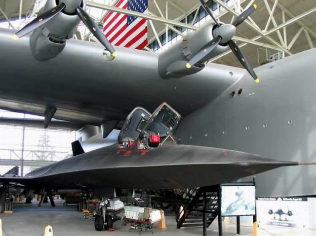Самый огромный самолет в мире Hughes H–4 Hercules