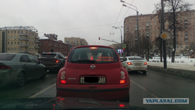 Я дама, я на автомагистрали, я тошню в левом 90! И чего он ко мне придрался?