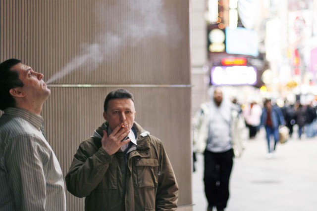 Курящим россиянам предложили урезать зарплату