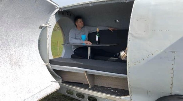 Уютный домик на колесах из реактивного двигателя самолета