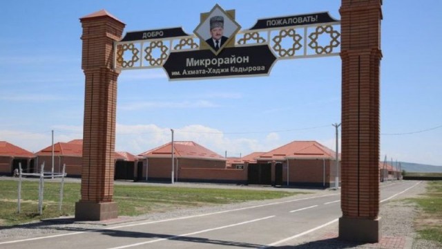 В Чечне 346 улиц названы в честь родных Кадырова. Теперь там открыли спорткомплекс имени его сына.