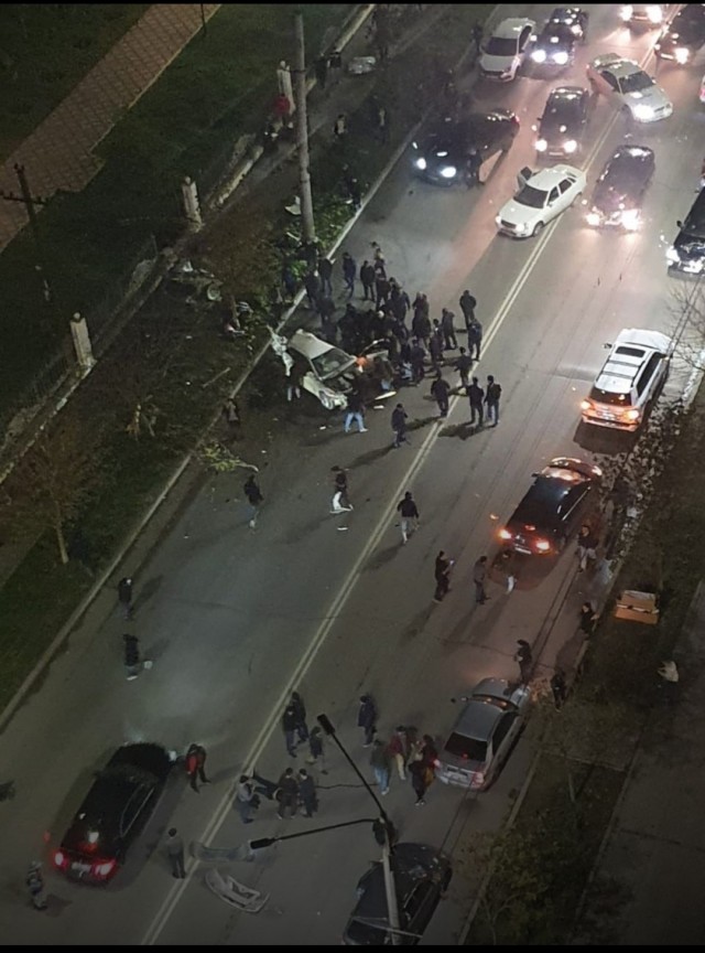 Ночью в Махачкале произошла страшная авария, Тайоту Камри  разорвало на 2 части