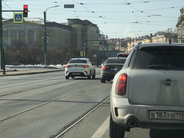 "Ха-ха-ха. Пусть эти лохи в пробке стоят, а я по встречечке поеду!"