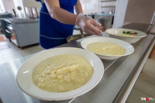 «Делят на "крутых" и "некрутых"»: родителей возмутило введение двух меню в школах