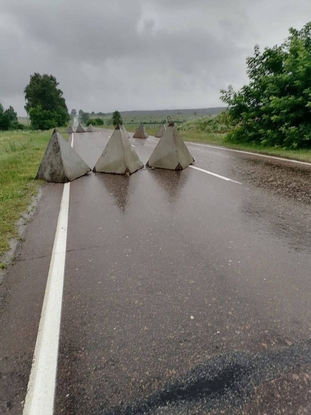 В Брянской области женщина въехала в противотанковые пирамиды