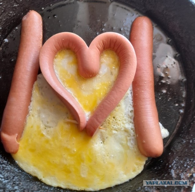 Яичница с колбасой