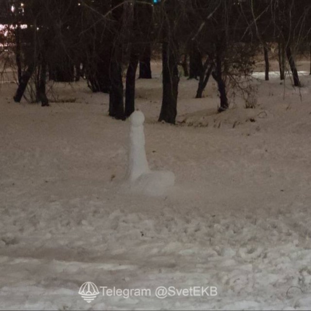 Жители Екатеринбурга массово стали лепить из снега огромные члены