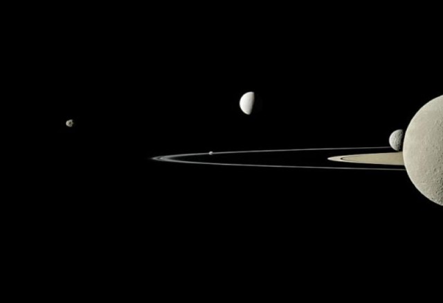 NASA опубликовало удивительные фотографии спутников Сатурна