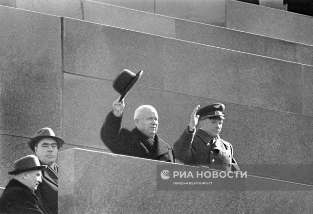 А Мизулина не хочет возбудиться на действия любимого певца?