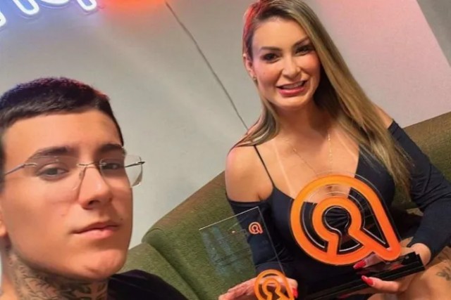 Сын звезды OnlyFans раскрыл секрет ее популярности: «Я снимаю весь ее контент»