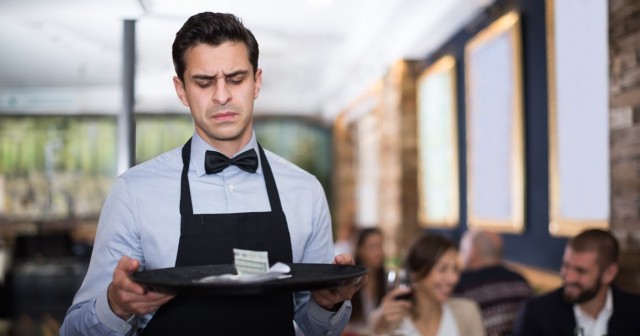 «Самые жадные — женщины 40+»: московские официанты рассказали, кто не оставляет чаевые