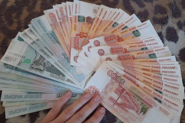 Названы отрасли, в которых средняя зарплата превысила сто тысяч рублей