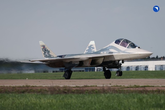 ОАК впервые подняла в воздух двухместный Су-57