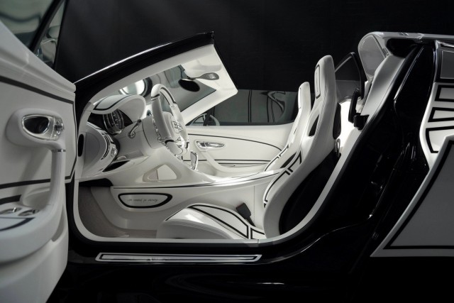 Bugatti W16 Mistral Blanc Eternel: мощность 1578 л.с. и отделка из настоящего королевского фарфора