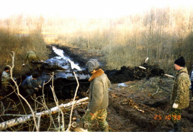 Подъём танка Т-34-76 из озера Жарки в 1998 году