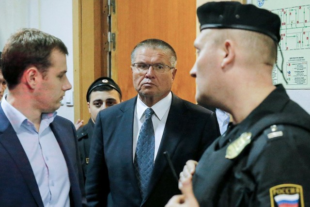 Улюкаев рассказал в суде, какие подарки дарил ему Сечин