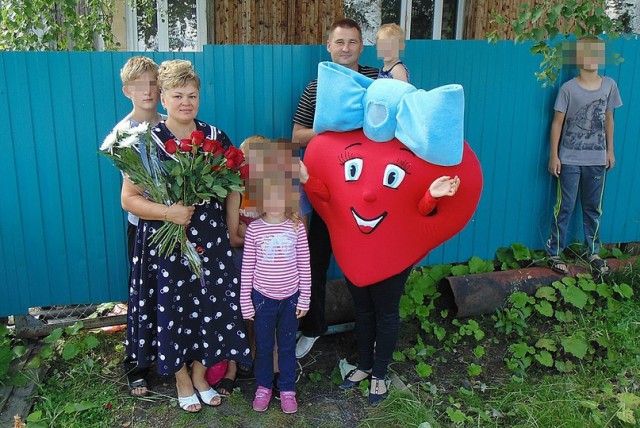 Чиновники сообщили, что термос для многодетной матери был ошибкой, и вручили еще более унизительный подарок