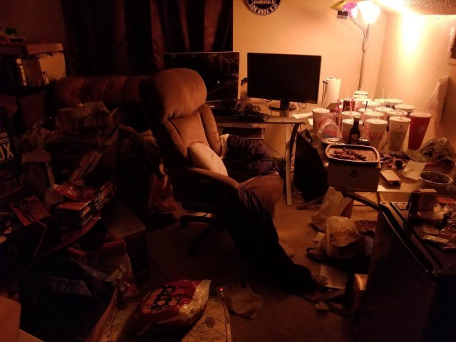 Это не притон бомжей, а комната геймера-стримера World of Warcraft