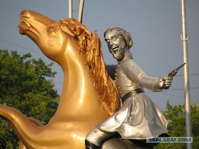 Скульптура "Маша и медведь перед лицом Апокалипсиса"