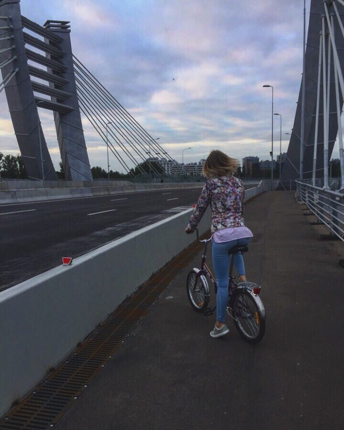 Девушки-велосипедистки