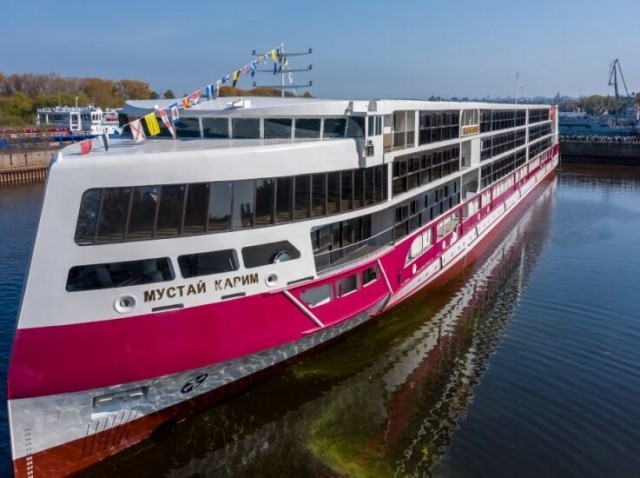 В Нижнем Новгороде состоялся спуск первого построенного в РФ речного лайнера класса люкс
