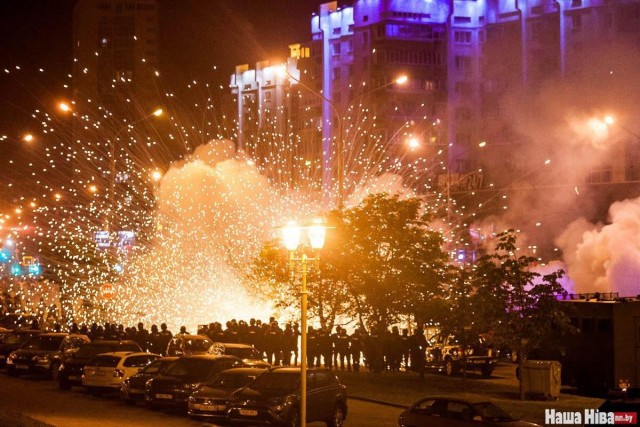 Беларусь! Люди бьют ОМОН возле стеллы