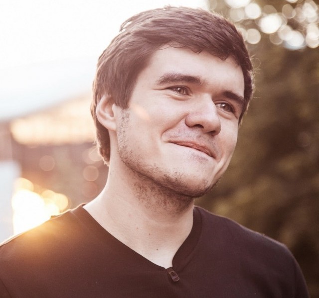 Популярный ютуб-блогер Евгений Баженов (BadComedian) пожертвовал деньги жителям Донбасса