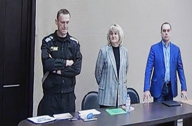 Навальный пожаловался, что ему в камеру подселили бомжа