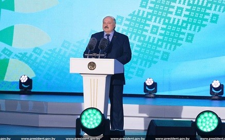 Лукашенко предложил россиянам и украинцам за гроши покупать участки в селах