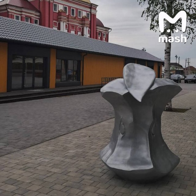 Памятник в виде яблочного огрызка в центре Мичуринска Тамбовской области навёл суету в местных чатах