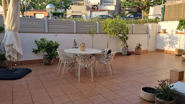 А почему женщин раздражает "являющийся на диване" муж?