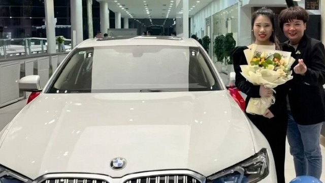 В Китае начальница подарила сотрудникам BMW, чтобы те не мерзли по дороге на работу