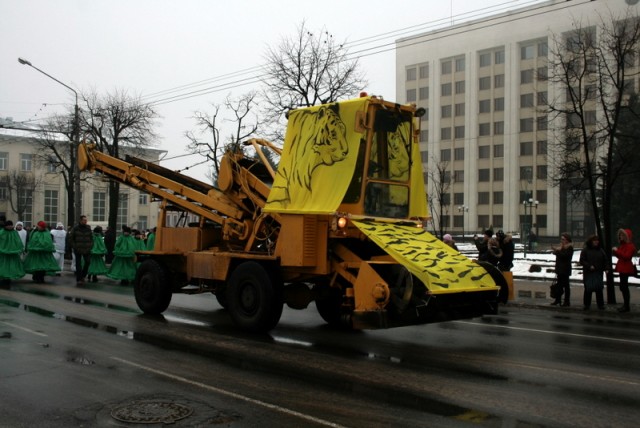 Парад Дедов Морозов в Могилеве (13 фото)