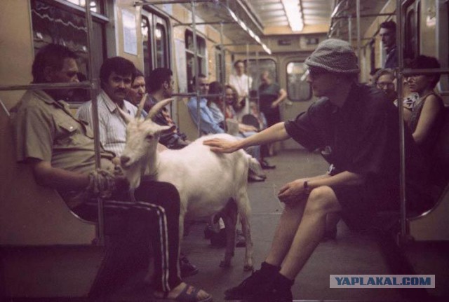 Пассажиры в метро.