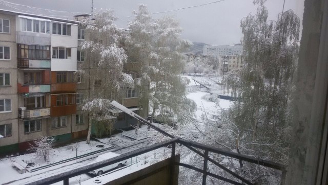 Сейчас бы в мае в снежки поиграть