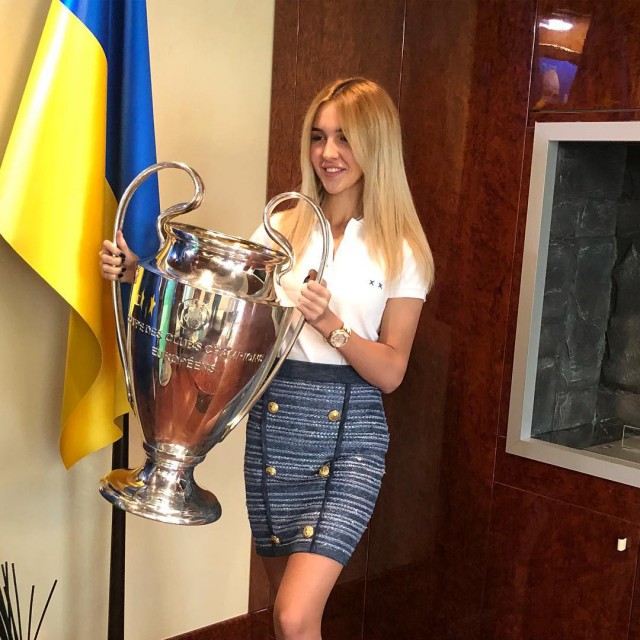 Глава Федерации футбола Украины дал падчерице поиграть с кубком Лиги чемпионов в обход регламента