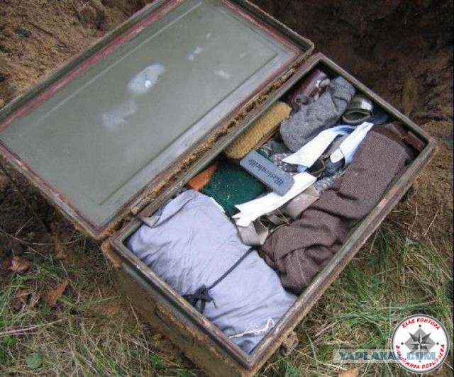 Сундук 18-го века и его содержимое