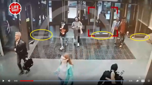 Залипла в смартфон. В метро Петербурга девушка пробила головой стеклянную дверь