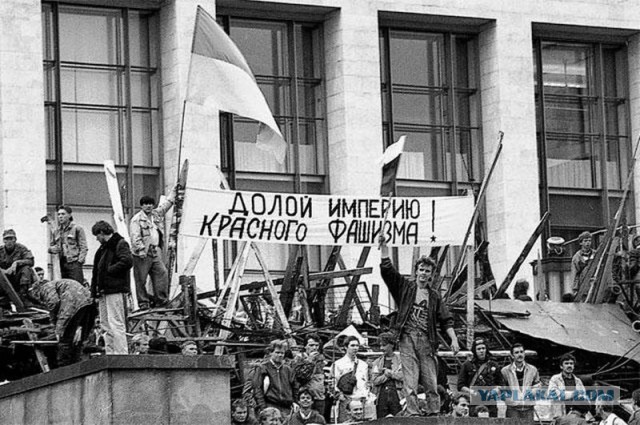 Рейтинг катастрофически теряет не только Путин, а вся госсистема в целом