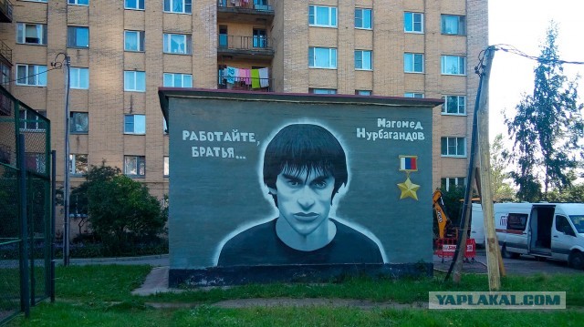 По соседству с закрашенным Навальным появилось новое граффити — с другим героем