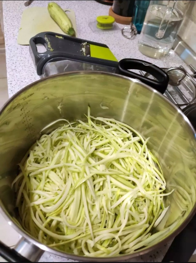 Салат из маринованных кабачков и моркови на зиму