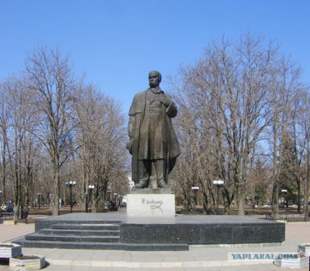 В Днепропетровске планируют снести памятник создателю советских воздушно-десантных войск Василию Маргелову, заявил мэр города