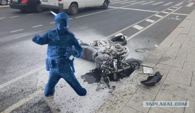 На Трубной площади в Москве мотоциклист на большой скорости влетел в BMW, после чего его отбросило в пешехода
