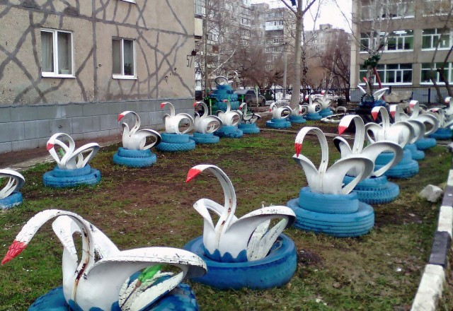 Любопытно, эти консервные банки лебедей могут?